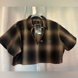 Cropped collar shirt.